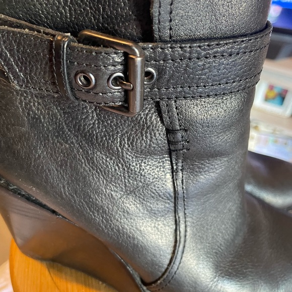 Arturo Chiang Black Leather Patrizio Wedge Bootie Women's sz 7
l - Picture 3 of 7